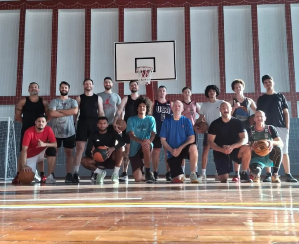 Basquete Matinal: Saúde, Amizade e Diversão em Quadra